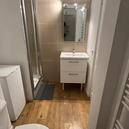 St Tropez Face A La Magnifique T2 Entierement Renove Grande Terrasse 2 Piscines A 2 Pas Du Port Et Du Centre Daire