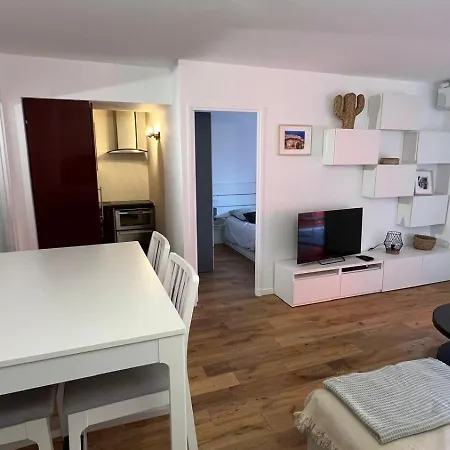 St Tropez Face A La Magnifique T2 Entierement Renove Grande Terrasse 2 Piscines A 2 Pas Du Port Et Du Centre Saint-Tropez