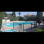 St Tropez Face A La Magnifique T2 Entierement Renove Grande Terrasse 2 Piscines A 2 Pas Du Port Et Du Centre Apartament Saint-Tropez