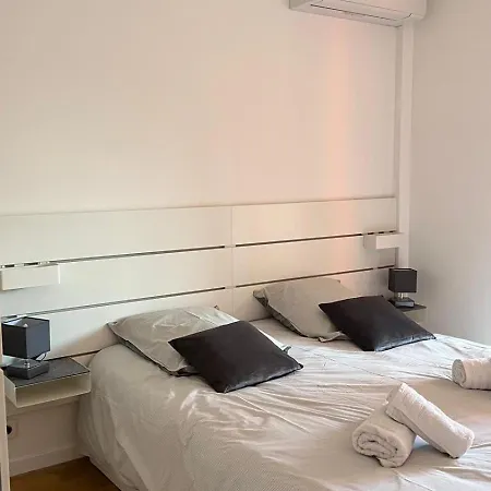 Appartement St Tropez Face A La , Magnifique T2 , Entierement Renove , Grande Terrasse , 2 Piscines , Magnifique A 2 Pas Du Port Et Du Centre *