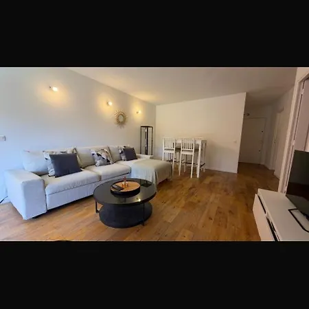 Appartement St Tropez Face A La , Magnifique T2 , Entierement Renove , Grande Terrasse , 2 Piscines , Magnifique A 2 Pas Du Port Et Du Centre *