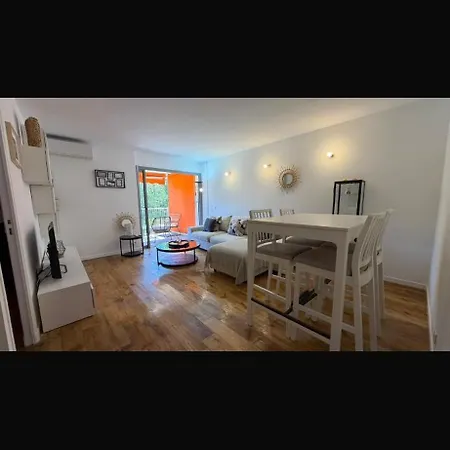 St Tropez Face A La , Magnifique T2 , Entierement Renove , Grande Terrasse , 2 Piscines , Magnifique A 2 Pas Du Port Et Du Centre * Saint-Tropez