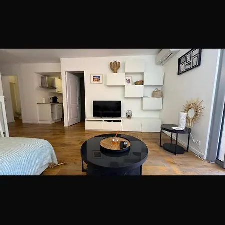 St Tropez Face A La , Magnifique T2 , Entierement Renove , Grande Terrasse , 2 Piscines , Magnifique A 2 Pas Du Port Et Du Centre * Saint-Tropez