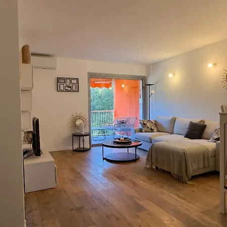 St Tropez Face A La , Magnifique T2 , Entierement Renove , Grande Terrasse , 2 Piscines , Magnifique A 2 Pas Du Port Et Du Centre Saint-Tropez
