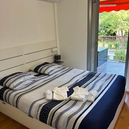 St Tropez Face A La , Magnifique T2 , Entierement Renove , Grande Terrasse , 2 Piscines , Magnifique A 2 Pas Du Port Et Du Centre *