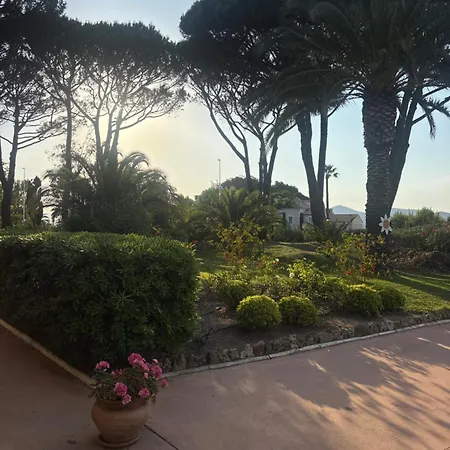 Appartement St Tropez Face A La , Magnifique T2 , Entierement Renove , Grande Terrasse , 2 Piscines , Magnifique A 2 Pas Du Port Et Du Centre Saint-Tropez
