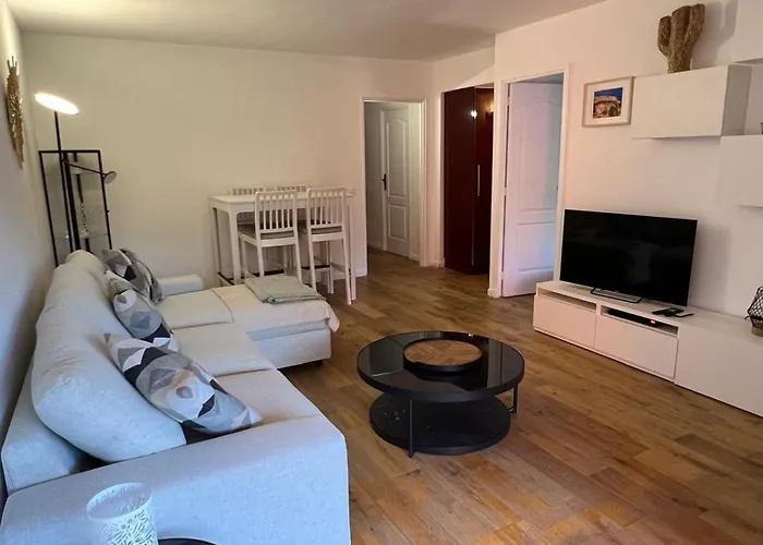 St Tropez Face A La Magnifique T2 Entierement Renove Grande Terrasse 2 Piscines A 2 Pas Du Port Et Du Centre Apartment