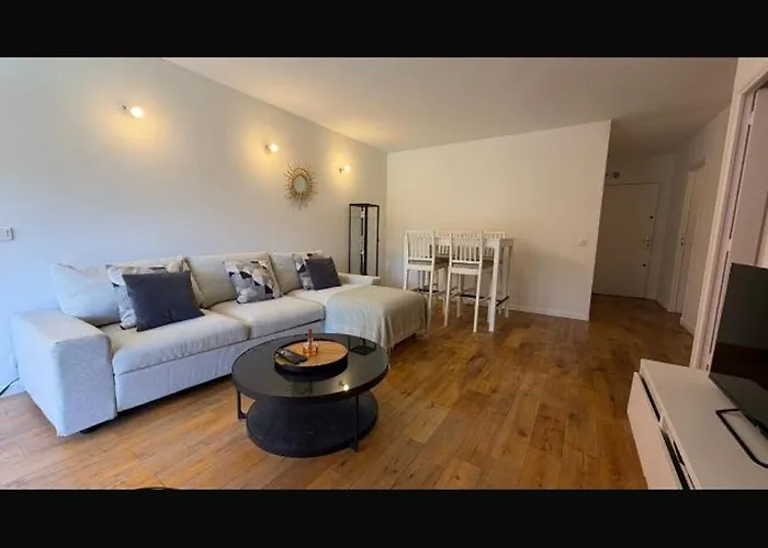 Apartment St Tropez Face A La Magnifique T2 Entierement Renove Grande Terrasse 2 Piscines A 2 Pas Du Port Et Du Centre *