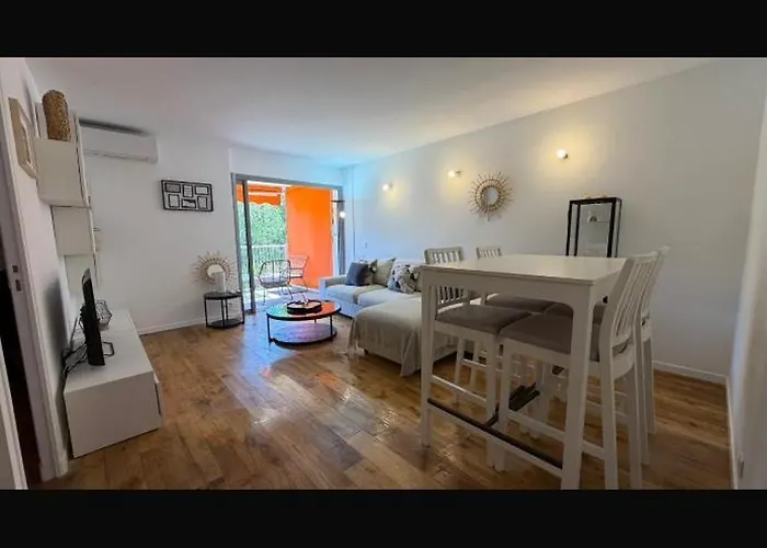 St Tropez Face A La Magnifique T2 Entierement Renove Grande Terrasse 2 Piscines A 2 Pas Du Port Et Du Centre * Saint-Tropez