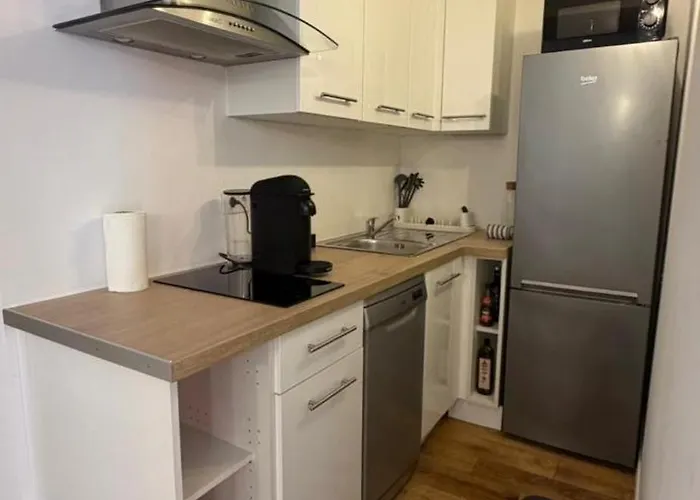 St Tropez Face A La Magnifique T2 Entierement Renove Grande Terrasse 2 Piscines A 2 Pas Du Port Et Du Centre *