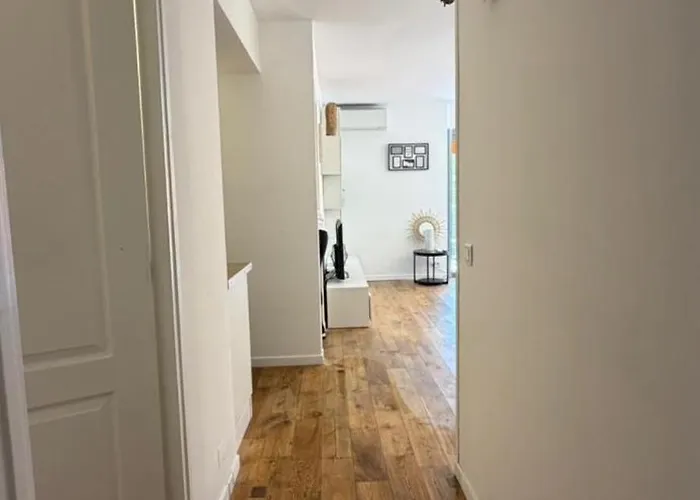 St Tropez Face A La Magnifique T2 Entierement Renove Grande Terrasse 2 Piscines A 2 Pas Du Port Et Du Centre Saint-Tropez