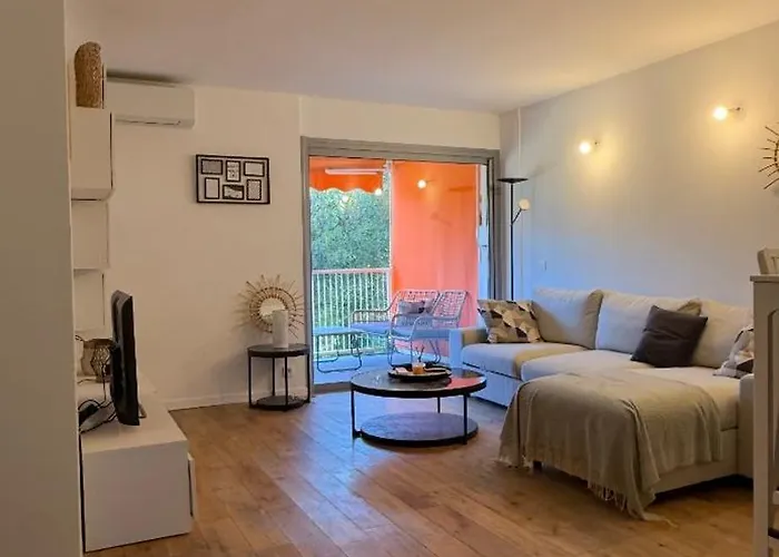 St Tropez Face A La Magnifique T2 Entierement Renove Grande Terrasse 2 Piscines A 2 Pas Du Port Et Du Centre Saint-Tropez